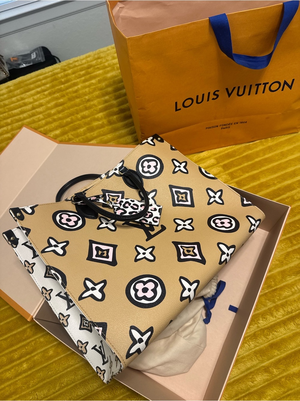 Louis Vuitton Wild At Heart OnTheGo GM Beige - Like New Full Set) - Picture 10 of 10